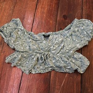 Cropped sweetheart top with puffed shoulders, size medium, from Rue21